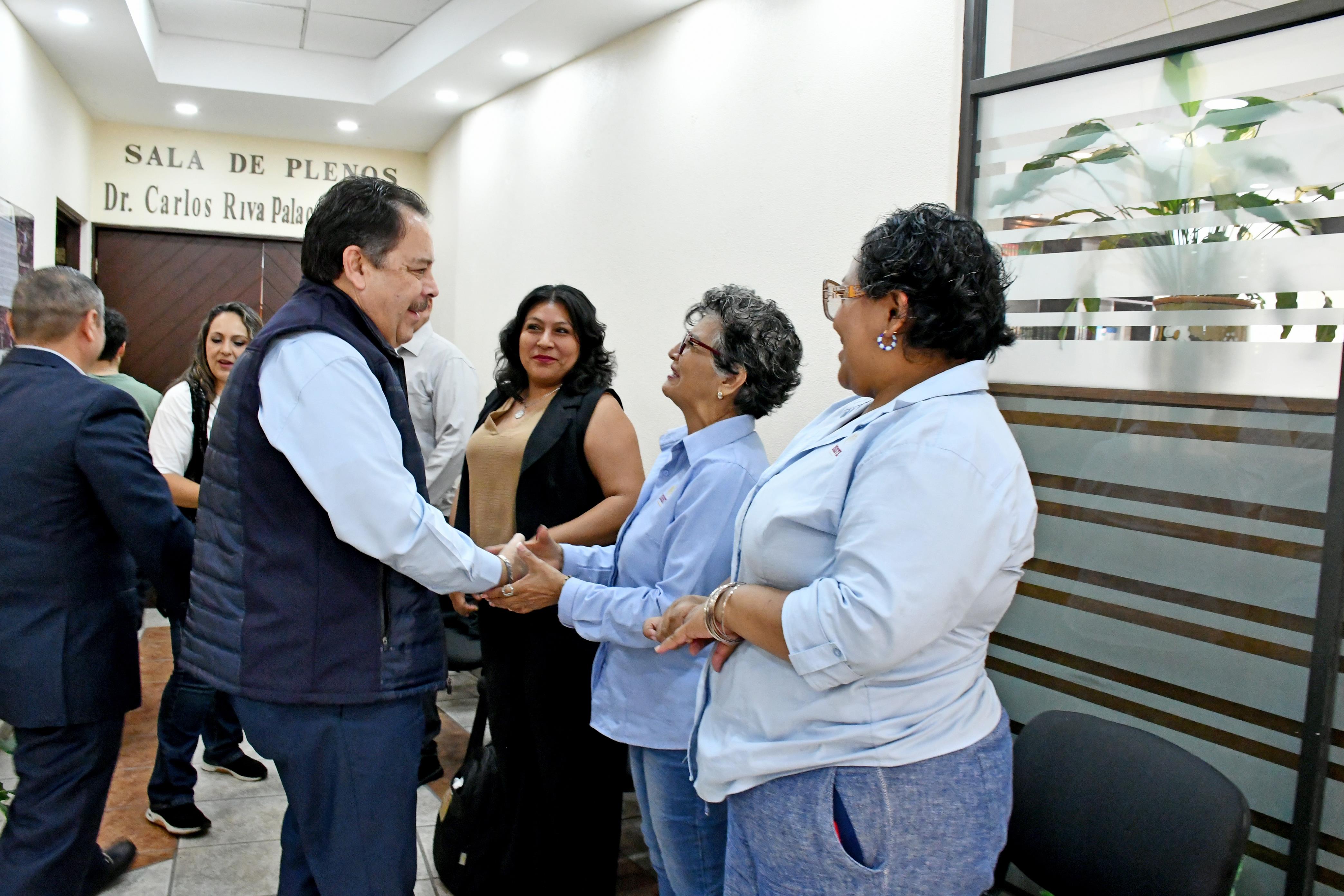 El Químico Roberto Javier Gómez Gómez saluda a integrantes del Comité Nacional Electoral y Secretarios Generales 
